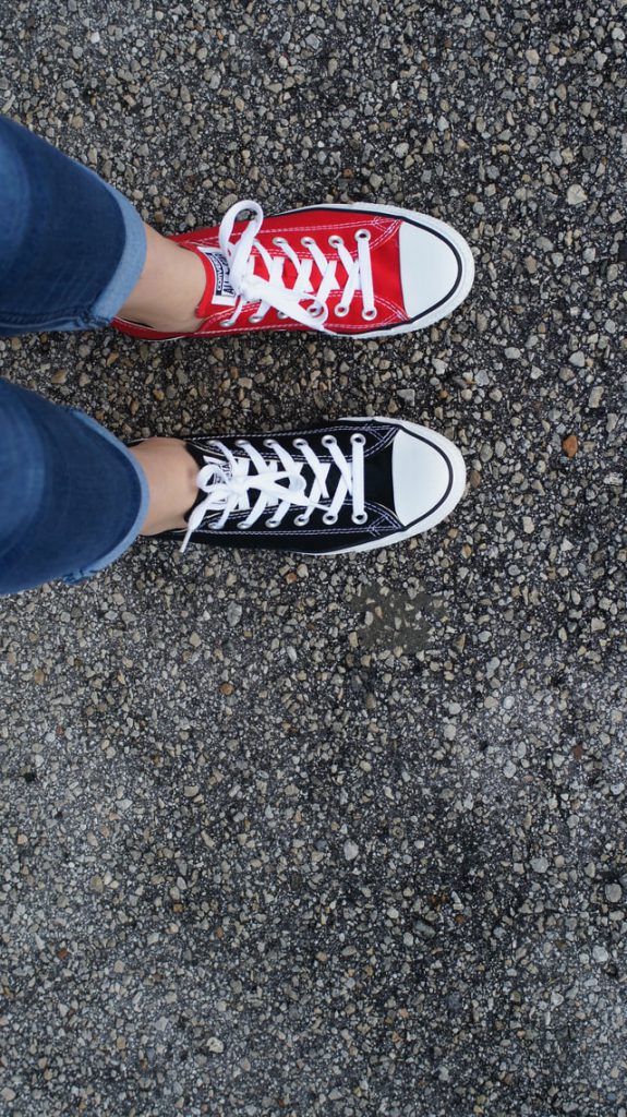 Zimowe kreacje z tenisówkami w roli głównej